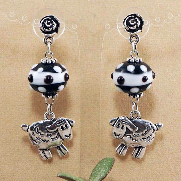cute-silver-sheep-earrings-Aries-earrings-black-and-white-lampwork-murano-glass-earrings-long-large-beaded-dangle-earrings-jewelry