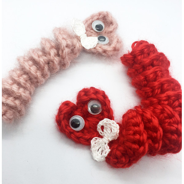Crochet-pattern-Worry-worm-Pocket-hug