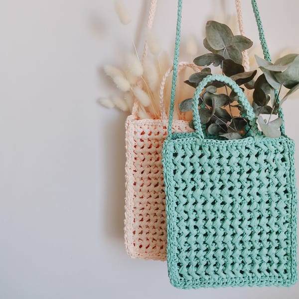 Mini raffia bag pattern and video tutorial - Inspire Uplift
