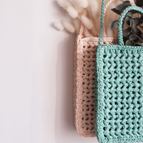 Mini raffia bag pattern and video tutorial - Inspire Uplift