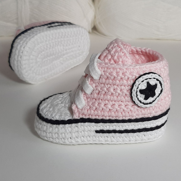 pink-crochet-converse