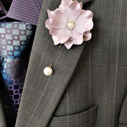 Lilac Lapel pin, Fiance boutonniere, Wedding boutonniere, Tuxedo boutonniere,  Lilac Flower lapel pin with a rhinestone
