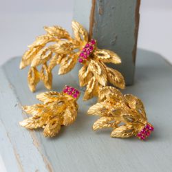 Vintage Pastelli jewelry set Gold leaves brooch and clip on earrings