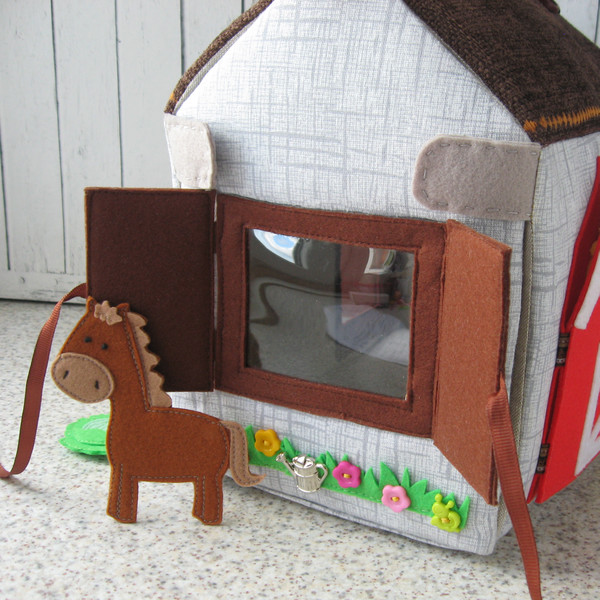 Travel-activity-toy-dollhouse-with-horse-4