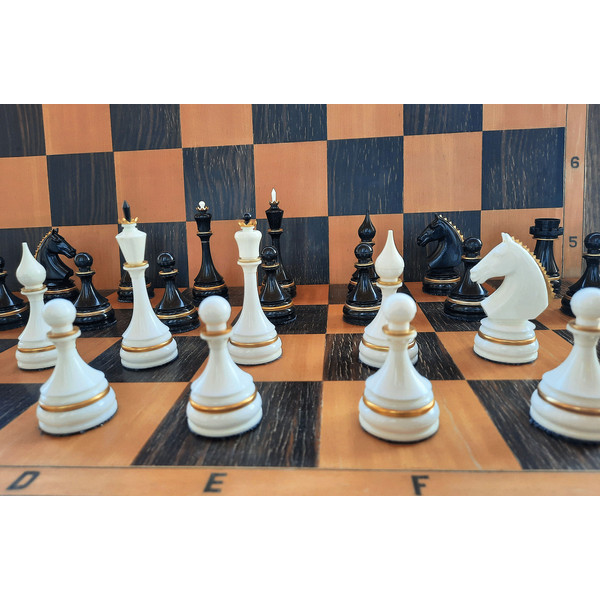 super_plastic_chessmen9++.jpg