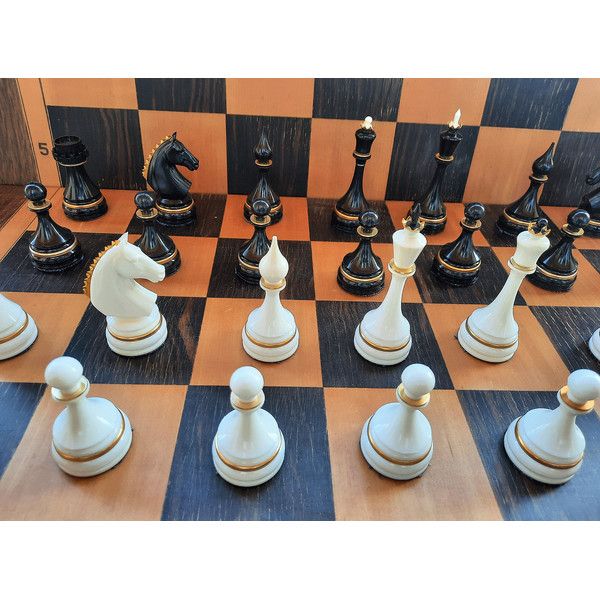 super_plastic_chessmen7.jpg