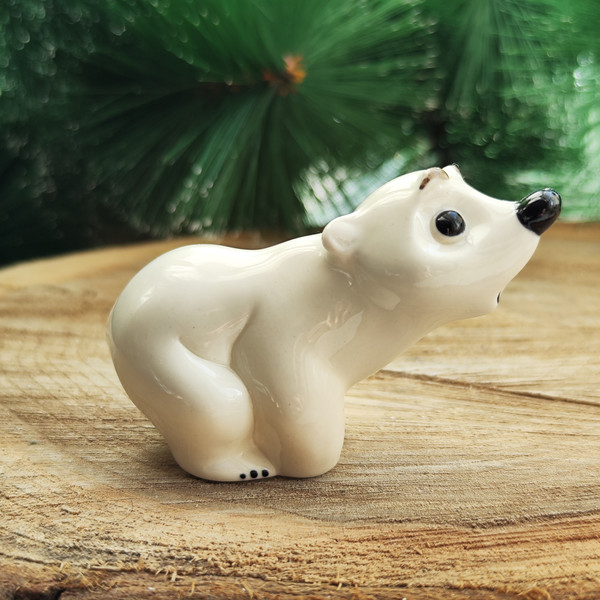 Porcelain statuette polar bear