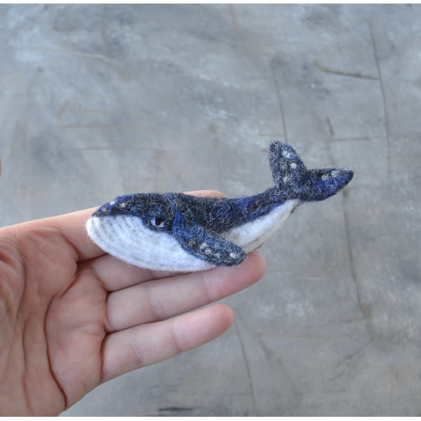 Humpback-whale-animal-brooch-for-women-Handmade-needle-felted-ocean-pin 4