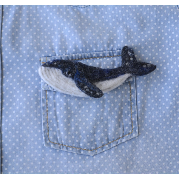 Humpback-whale-animal-brooch-for-women-Handmade-needle-felted-ocean-pin 1
