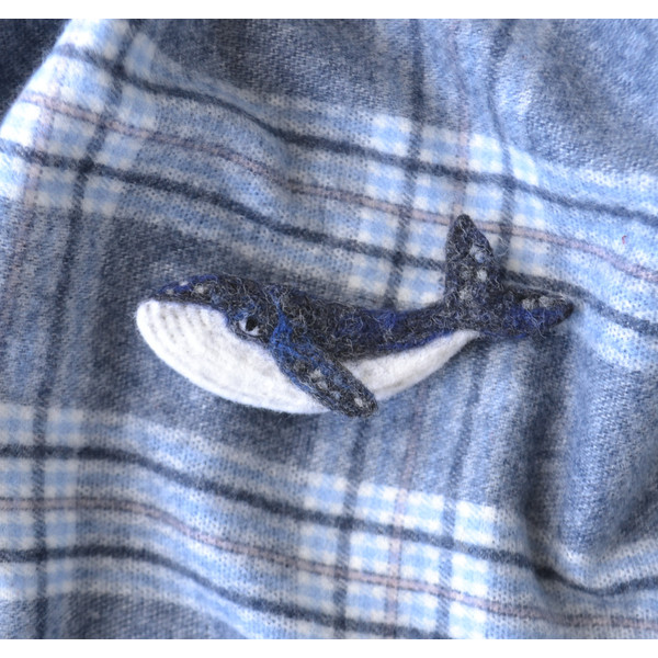 Humpback-whale-animal-brooch-for-women-Handmade-needle-felted-ocean-pin 3
