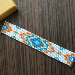 Geometric beaded bracelet White beaded bracelet Unisex beaded bracelet Bracelet with a colored pattern Native American