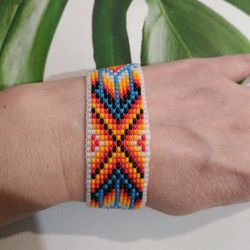 Geometric beaded bracelet White unisex bracelet with geometric pattern Beaded bracelet in western style