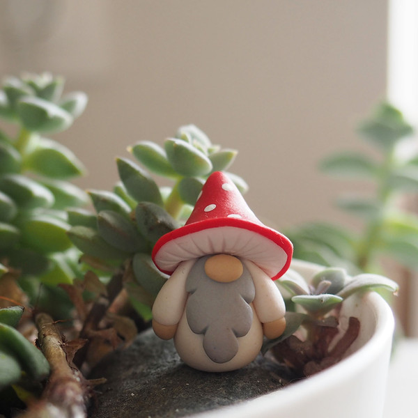 Mushroom gnome miniature figurine - red amanita muscaria  - Mini fairy garden 2.JPG