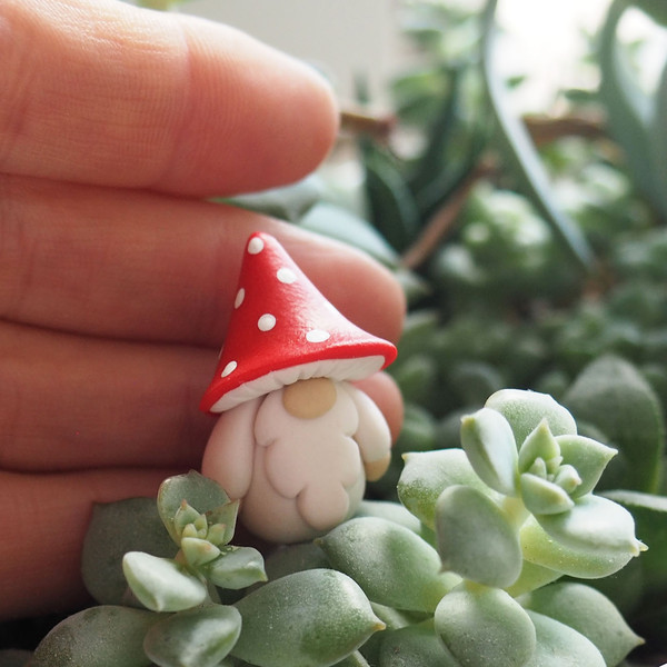 Mushroom gnome miniature figurine - red amanita muscaria  - Mini fairy garden 11.JPG