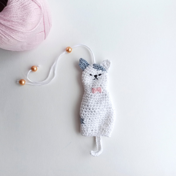 Crochet_Cat_Keyholder_with_a_Pink_Bow.jpg