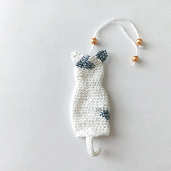 Crochet_Cat_Keyholder_with_a_Chain_on_a_White_Background_1.jpg