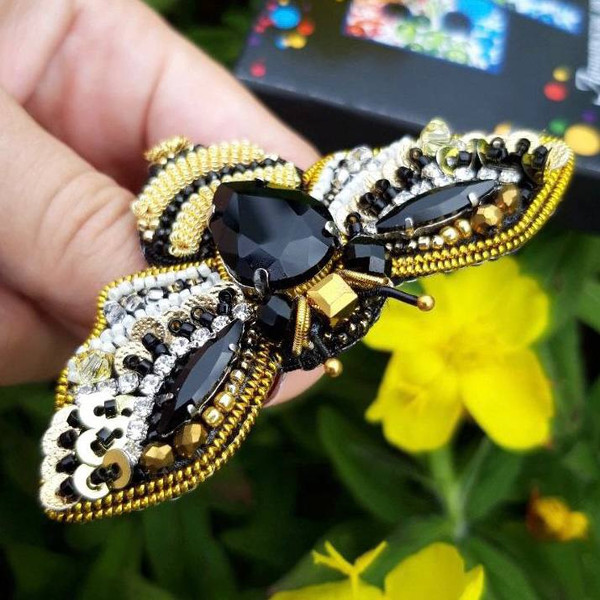 Bee Brooch, Embroidery from the side