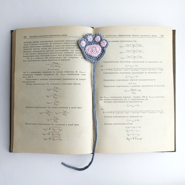 Crochet_Cat_Paw_Bookmark_on_a_Book_3.jpg