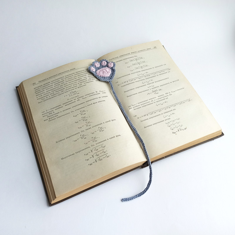 Crochet_Cat_Paw_Bookmark_on_a_Book_4.jpg