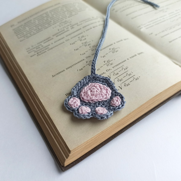 Crochet_Cat_Paw_Bookmark_on_a_Book_1.jpg