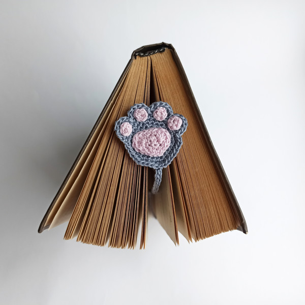 Crochet_Cat_Paw_Bookmark_on_a_Book_7.jpg