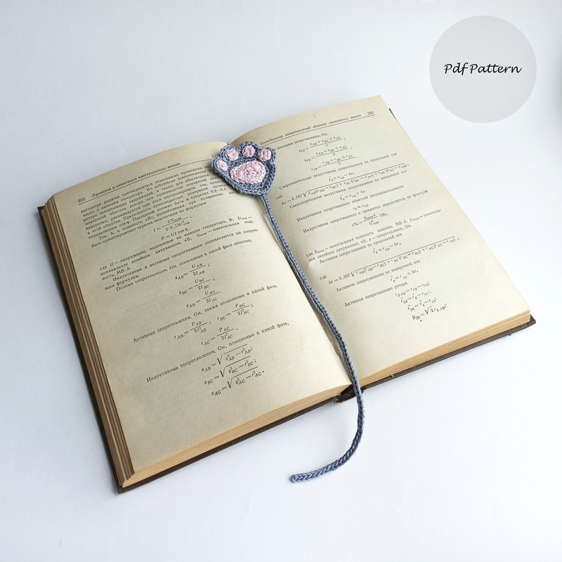 Crochet_Cat_Paw_Bookmark_on_a_Book_8.jpg