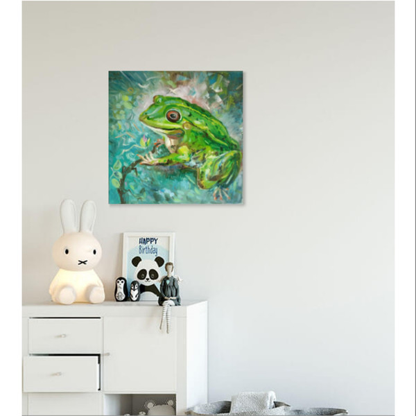 картина лягушонок в детской комнате.png