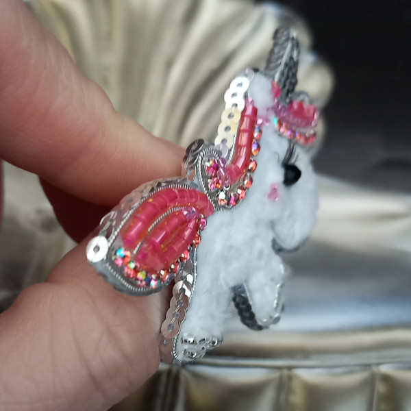 Unicorn brooch, From the side