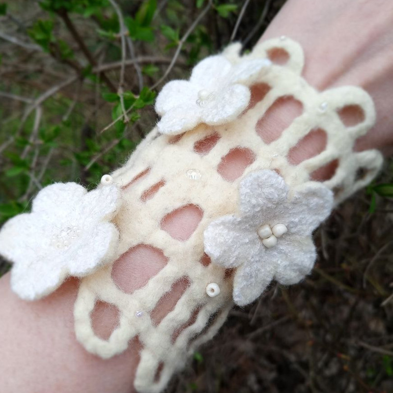 DIY-tutorial-masterclass-pattern-bracelet-wristband-felted-gift-felting-wetfelting-unique-OOAK-accessory 5.jpg