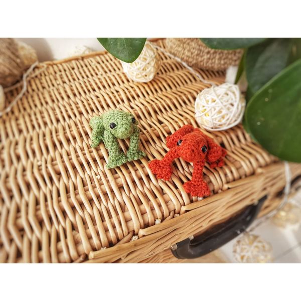 Mini tree frogs red and green crochet pattern (3).jpg