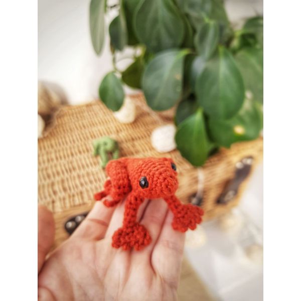 Mini tree frog red crochet pattern (5).jpg
