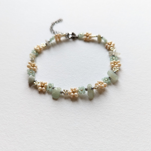 Flower-bead-bracelet-srone-1.jpeg