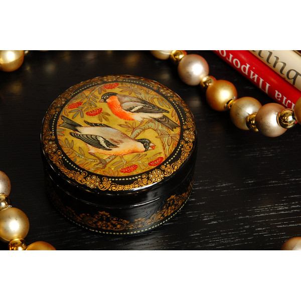 Vintage lacquer box with birds on gold