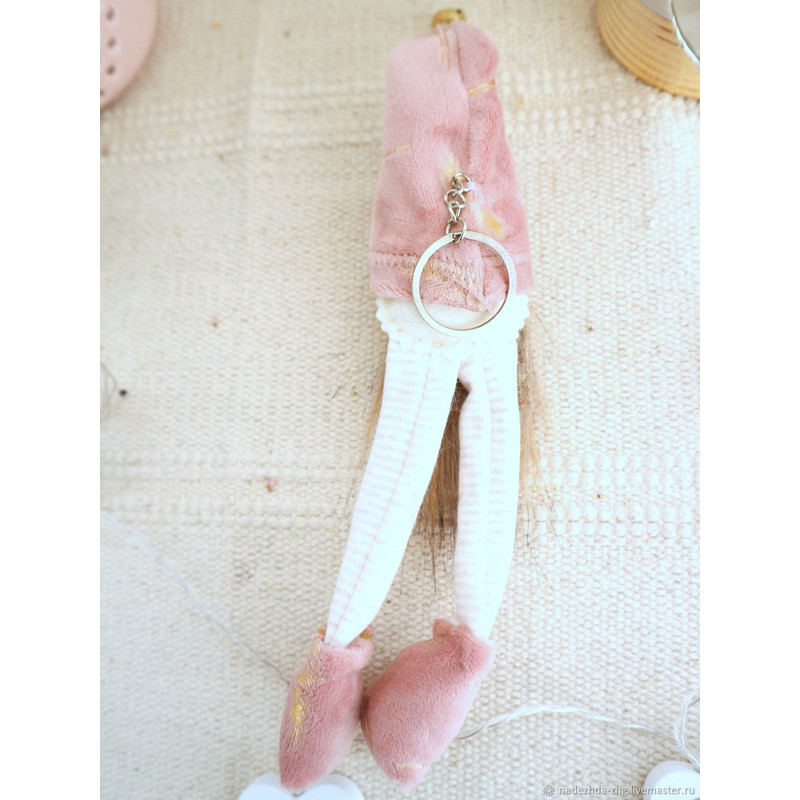 ff84d311ed9a8e75012d3f78faip--sumki-i-aksessuary-rozovyj-gnom-brelok-podveska.jpg