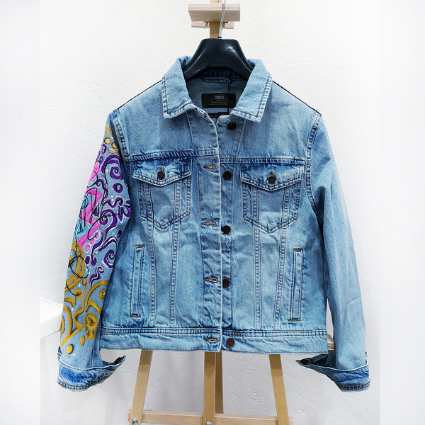 denim- jacket- woman- hand- painted- jean- jacket- custom- clothes-2.jpg