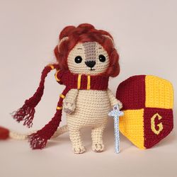 lion gryffin wizard school house mascot crochet pattern. amigurumi magic toy pdf tutorial by crochery