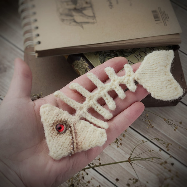 Fish skeleton knitting pattern, bookmark or keychain pattern. Book lover gift or librarian gift. Reading gifts for kids 3.jpg