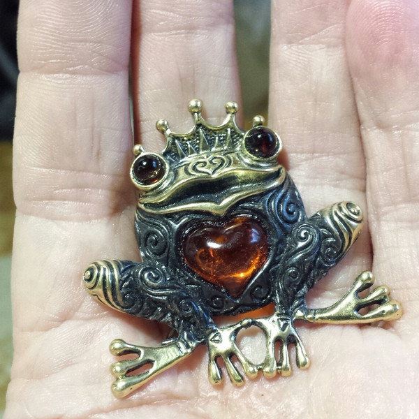 Princess Frog Brooch Gold Brass Amber brooch Frog with Crown Animal Brooch Jewelry.jpg