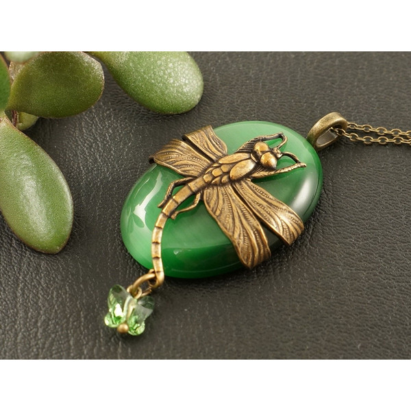 oval-green-stone-pendant-necklace