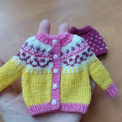 Bright knitted set of clothes for Blythe