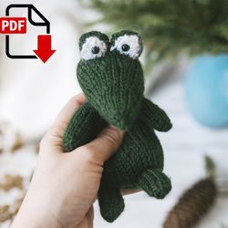 Mini Crocodile knitting pattern. Little knitted realistic alligator step by step tutorial. DIY animal. English PDF.