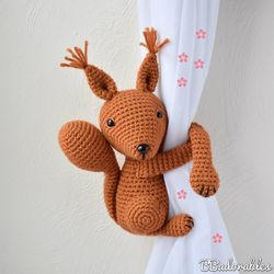 Squirrel curtain tieback crochet PATTERN, right or left tieback pattern PDF instant download