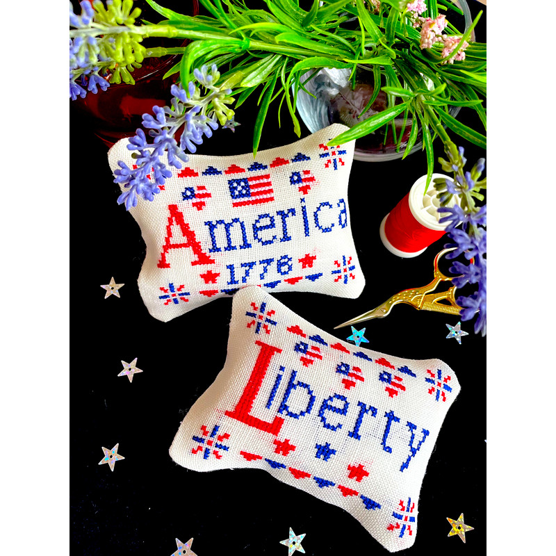Set of 2 USA Patriotic ornamnets.jpg