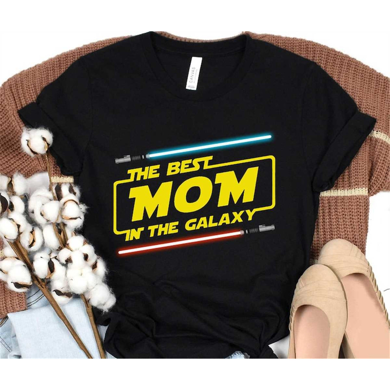 MR-44202319440-the-best-mom-in-the-galaxy-lightsabers-shirt-star-wars-mom-image-1.jpg