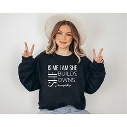 Is Me I Am She Builds She Owns She Invests, Entrepreneur Sweatshirt, Small Business Sweatshirt, Gift For Entrepreneur, I