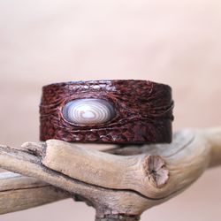 Leather bracelet with agate. Bracelet made of fish leather, Brown womens leather cuff bracelet witn eye agat, gragon eye