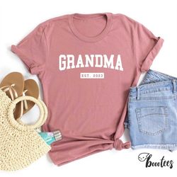 Grandma Est 2023 Shirt. Pregnancy Reveal T-shirt Gift Idea. Baby Shower Tshirt Present. Custom Personalized Personal Pre