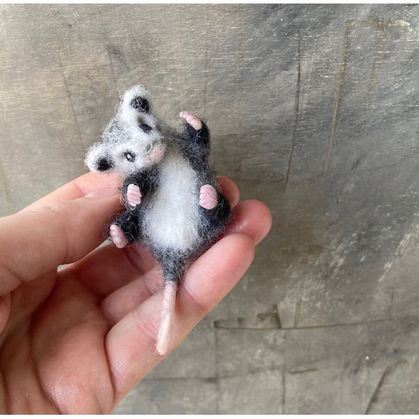Miniature-dollhouse-opossum-figurine-1/12-scale-Needle-felted-realistic-wool-fluffy-opossum 4