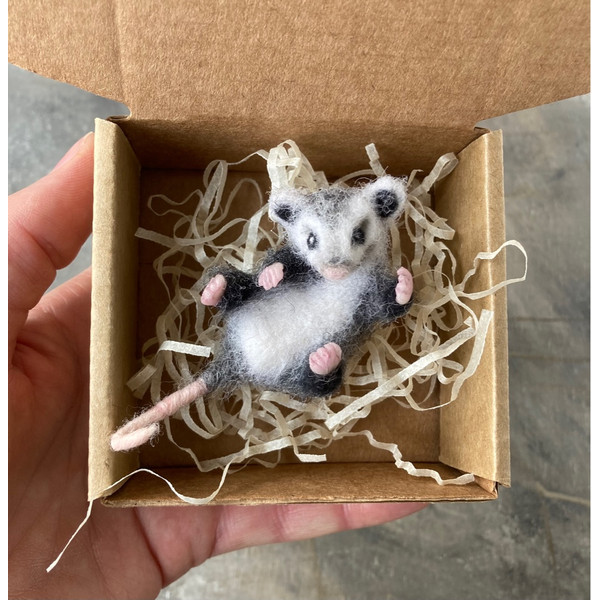 Miniature-dollhouse-opossum-figurine-1/12-scale-Needle-felted-realistic-wool-fluffy-opossum 8