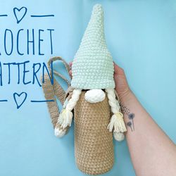 Gnome crochet water bottle holder pattern, cozy water bottle sling crochet, plush gnome bag tutorial, bottle bag